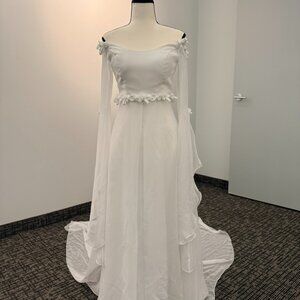 Romantic Demetrios Ilissa Chiffon A-Line Wedding Dress – Size 4 with Veil